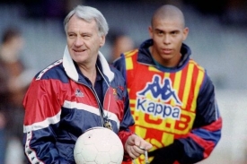 Rok 1997. Bobby Robson (vlevo) a za n&iacute;m tehdy je&scaron;tě mlad&iacute;k Ronaldo.
