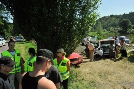 Policie dohlíží na situaci na louce v Husinci.