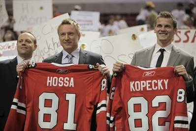 Marián Hossa po přestupu do Chicaga (vlevo).