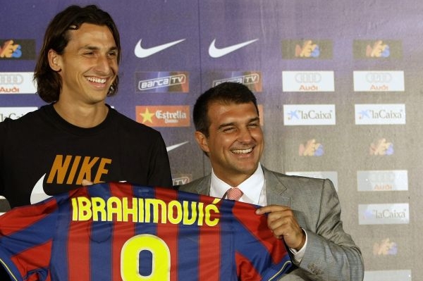 Joan Laporta (vpravo) při představení posily Barcelony Ibrahimoviče