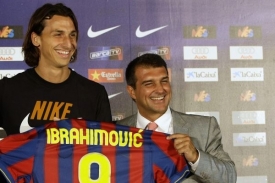 Joan Laporta (vpravo) při představení posily Barcelony Ibrahimoviče