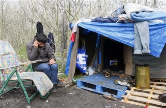 Přistěhovalci často čekaj&iacute; v Calais dlouh&eacute; měs&iacute;ce na př&iacute;ležitost.