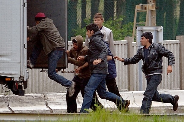Nelegální imigranti zachycení při jiném incidentu v Calais.