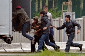 Neleg&aacute;ln&iacute; imigranti zachycen&iacute; při jin&eacute;m incidentu v Calais.