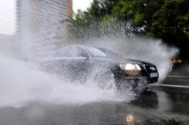 Výstraha ČHMÚ před bouřivým počasím platí do pondělního rána.