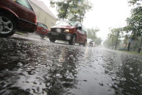 Výstraha ČHMÚ před bouřivým počasím platí do pondělního rána.