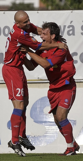 Tomáš Došek (vlevo) a Michael Rabušic slaví gól v utkání se Slavií.