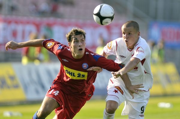 Vlevo domácí Michael Rabušic, vpravo Adam Hloušek z SK Slavia Praha. 