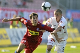 Vlevo domácí Michael Rabušic, vpravo Adam Hloušek z SK Slavia Praha.