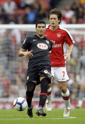 Tomáš Rosický v utkání proti Atléticu Madrid v rámci Emirates Cupu.
