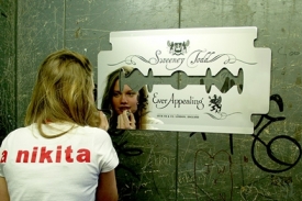 Vtipn&eacute; bytov&eacute; doplňky najdete na britsk&eacute;m webu www.suck.uk.com.