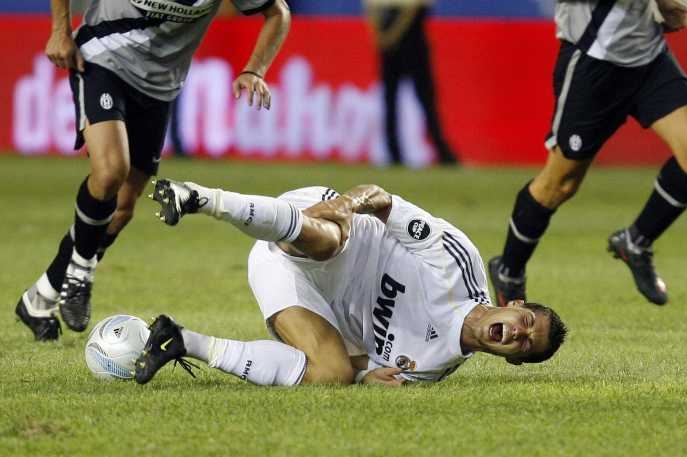 Zfaulovaný Cristiano Ronaldo, nad ním nohy "pachatele" Zdeňka Grygery. Zfaulovaný Cristiano Ronaldo, nad ním nohy "pachatele" Zdeňka Grygery.