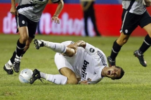 Zfaulovan&yacute; Cristiano Ronaldo, nad n&iacute;m nohy 