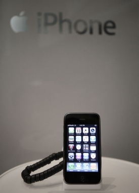 Loni se prodalo za jediný den 3500 iPhonů, letos sotva polovina.