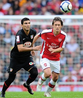 Tomáš Rosický v utkání proti Atléticu Madrid v rámci Emirates Cupu.