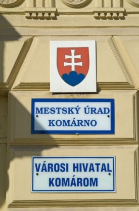 Dvojjazyčné nápisy na Slovensku.