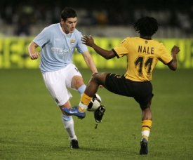 Gareth Barry (v modr&eacute;m). Jedna z nejdraž&scaron;&iacute;ch posil Manchesteru City.