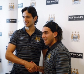 Dva nov&eacute; př&iacute;rustky Cities. Roque Santa Cruz (vlevo) a Carlos T&eacute;vez.
