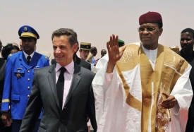 Tandja a francouzský prezident Sarkozy. Niamey v květnu 2009.