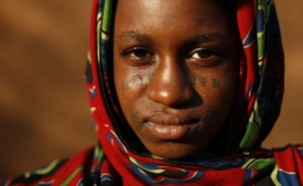 Žena s typickým tetováním v obličeji.