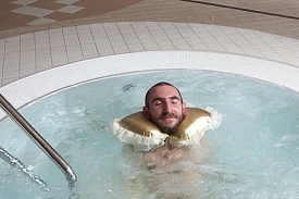 Desig pro lázně? Třeba nafukovací polštářek od zlatníka Zdeňka Vacka. Desig pro lázně? Třeba nafukovací polštářek od zlatníka Zdeňka Vacka.
