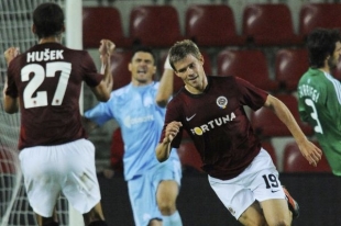 Luboš Kalouda se raduje z gólu v prvním zápase s Panathinaikosem.