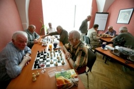 Deskové hry i karty pomáhají. Od samoty i nemocí.