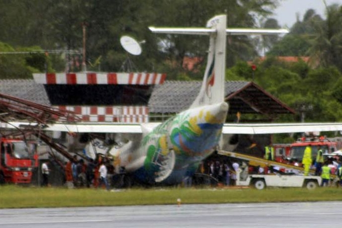 Latdlo Bangkok Airlines narazilo do staré řídící věže.