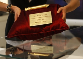 Limitovaná edice Wispa Gold je k vidění v Selfridges.