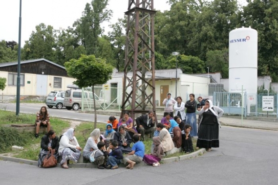 Romky čekaly na příjezd pohřební služby, ale nakonec čekání vzdaly.