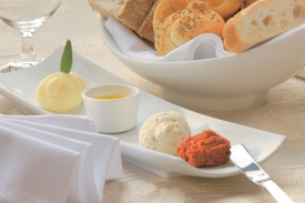 Pikantní pasta ze sušených rajčat a olivové máslo.