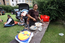 Příběh Romů skončil typicky česky - hádkou politiků o peníze.