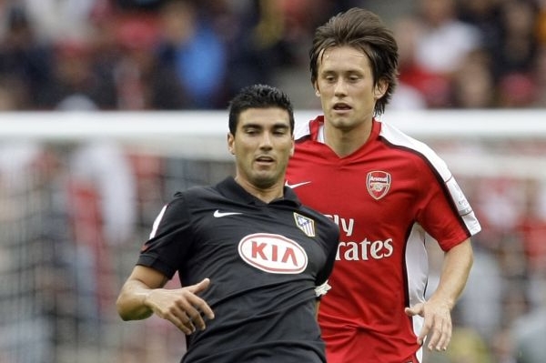 Tomáš Rosický v utkání proti Atléticu Madrid v rámci Emirates Cupu.