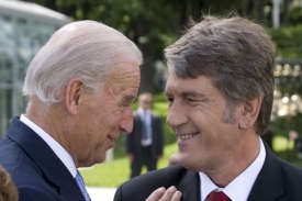 Ukrajinský prezident Viktor Juščenko (vpravo). Ukrajinský prezident Viktor Juščenko (vpravo).