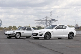 Nejstarší Cosmo 110 Sport a nejnovější RX-8 dělí dvaačtyřicet let.