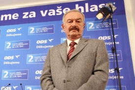 Voliče přesvědč&iacute;me sp&iacute;&scaron; sv&yacute;m programem než letn&iacute; kauzou, douf&aacute; Sobotka.