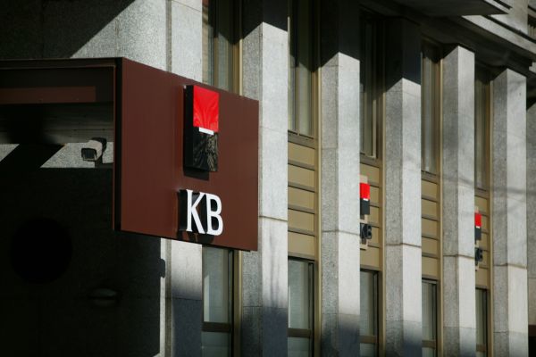 Pololetní zisk Komerční banky klesl o desetinu.