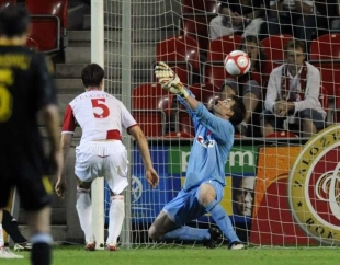 Rozhodující okamžik odvety: Slavia v závěru duelu inkasuje gól na 1:1.