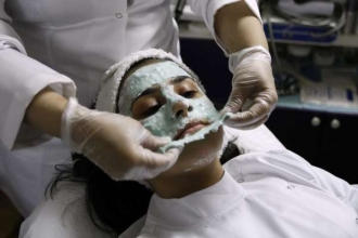 Speci&aacute;ln&iacute; kr&eacute;m na obličej na klinice plastick&eacute; chirurgie v Rij&aacute;du.