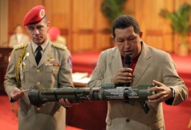 Ch&aacute;vez na tiskovce se &scaron;v&eacute;dskou protitankovou střelou.