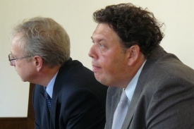 Roman Haman na chodbě soudu. V pozad&iacute; advok&aacute;t Rostislav V&iacute;&scaron;ek.