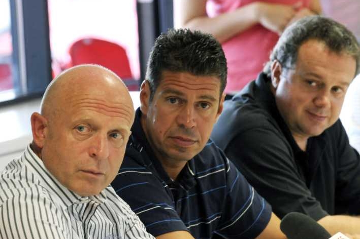 Petr Doležal (uprostřed), ředitel Slavie. Vlevo trenér Karel Jarolím. Petr Doležal (uprostřed), ředitel Slavie. Vlevo trenér Karel Jarolím.
