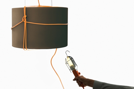 Svázané světlo navrhl designér Martí Guixé. Svázané světlo navrhl designér Martí Guixé.