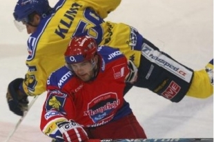 Tomáš Kůrka (v červeném), hokejista Českých Budějovic.
