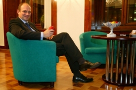Petr Gandalovič douf&aacute;, že cestovky přestanou zneuž&iacute;vat pen&iacute;ze.