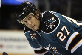 Slavn&yacute; &uacute;točn&iacute;k Jeremy Roenick ohl&aacute;sil konec kari&eacute;ry.