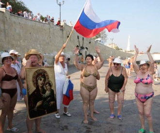 Rusky v&iacute;taj&iacute; v Sevastopolu lodě vracej&iacute;c&iacute; se v&iacute;tězn&eacute;ho tažen&iacute;.