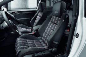 K&aacute;rovan&eacute; sedačky odkazuj&iacute; na prvn&iacute; generaci Golfu GTI.