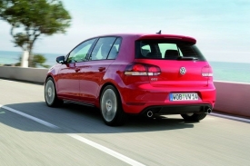 Nov&yacute; Golf GTI se chlub&iacute; koncovkami v&yacute;fuku um&iacute;stěn&yacute;mi po stran&aacute;ch auta.