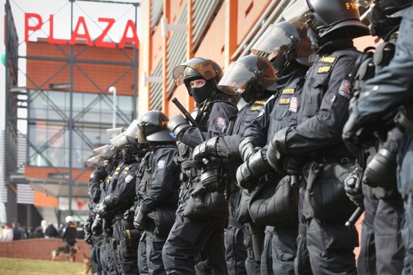 Policisté stojí stát na výsluhách skoro 3 miliardy ročně. 